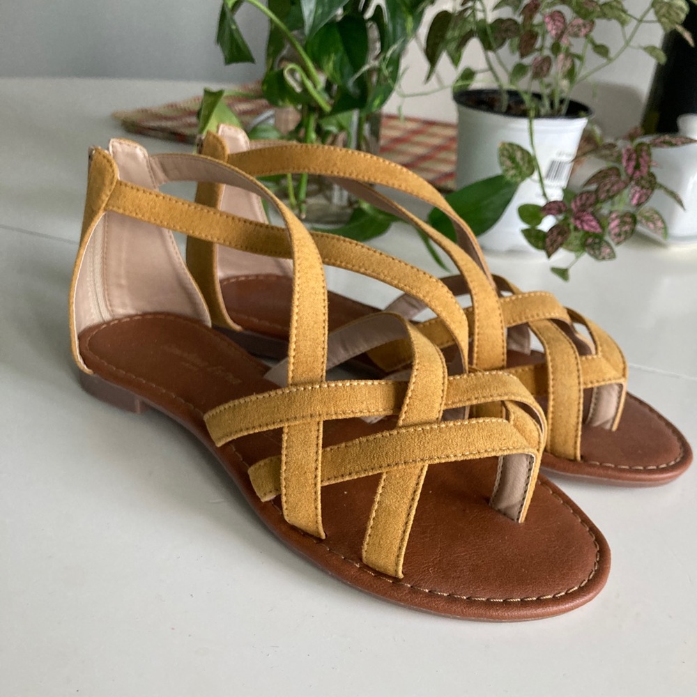 Cute sandals • flats heels • chic bohemian style